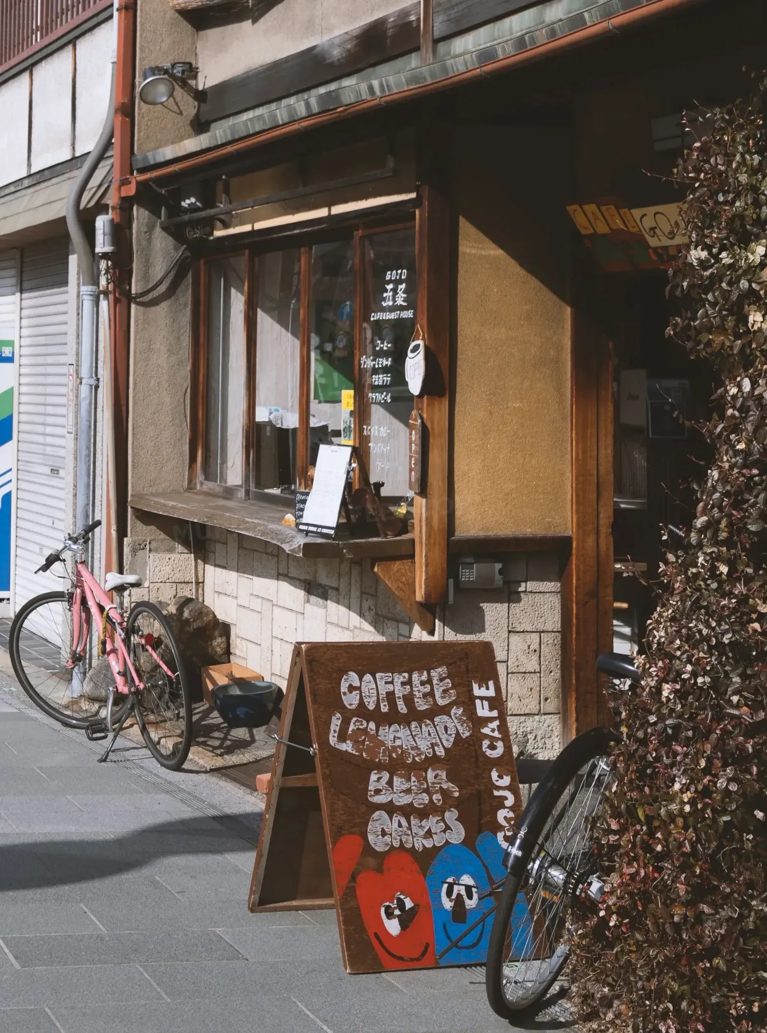 渋谷区本町で、こだわりの一杯を楽しむコーヒーショップ。